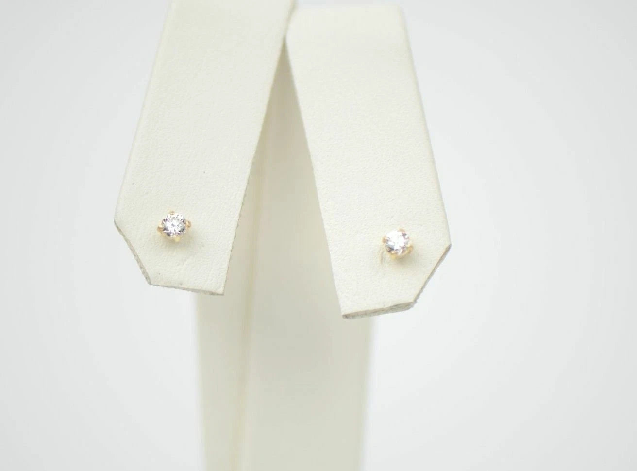 CZ Stud Earring Round cut in 14k yellow gold Screw back